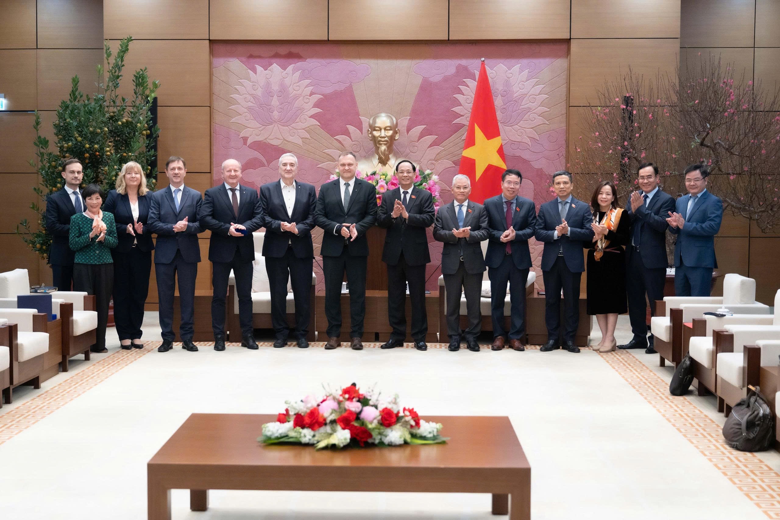 Các đại biểu chụp ảnh lưu niệm