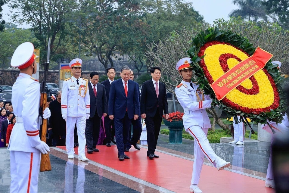 Party and State leaders lay wreaths at the Monument to Heroic Martyrs. (Photo: VNA)