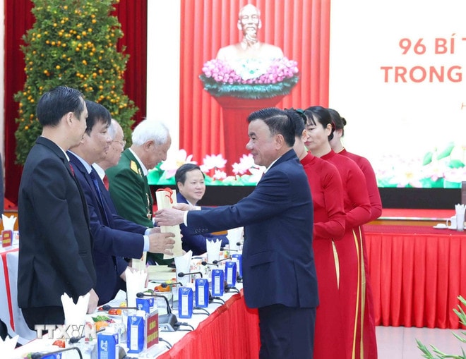 ttxvn-thuong-truc-ban-bi-thu-gap-mat-96-bi-thu-chi-bo-xuat-sac-toan-quoc-6.jpg