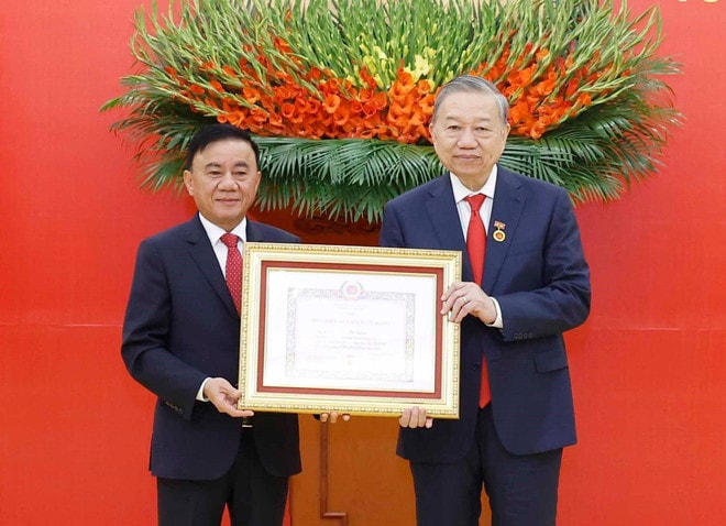 vna-potal-le-trao-huy-hieu-45-nam-tuoi-dang-tang-tong-bi-thu-to-lam-8569968-1.jpg
