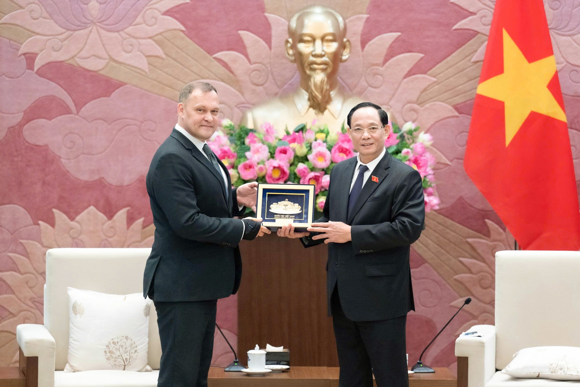 Phó Chủ tịch Quốc hội Trần Quang Phương tặng quà UBANQG Quốc hội Hungary