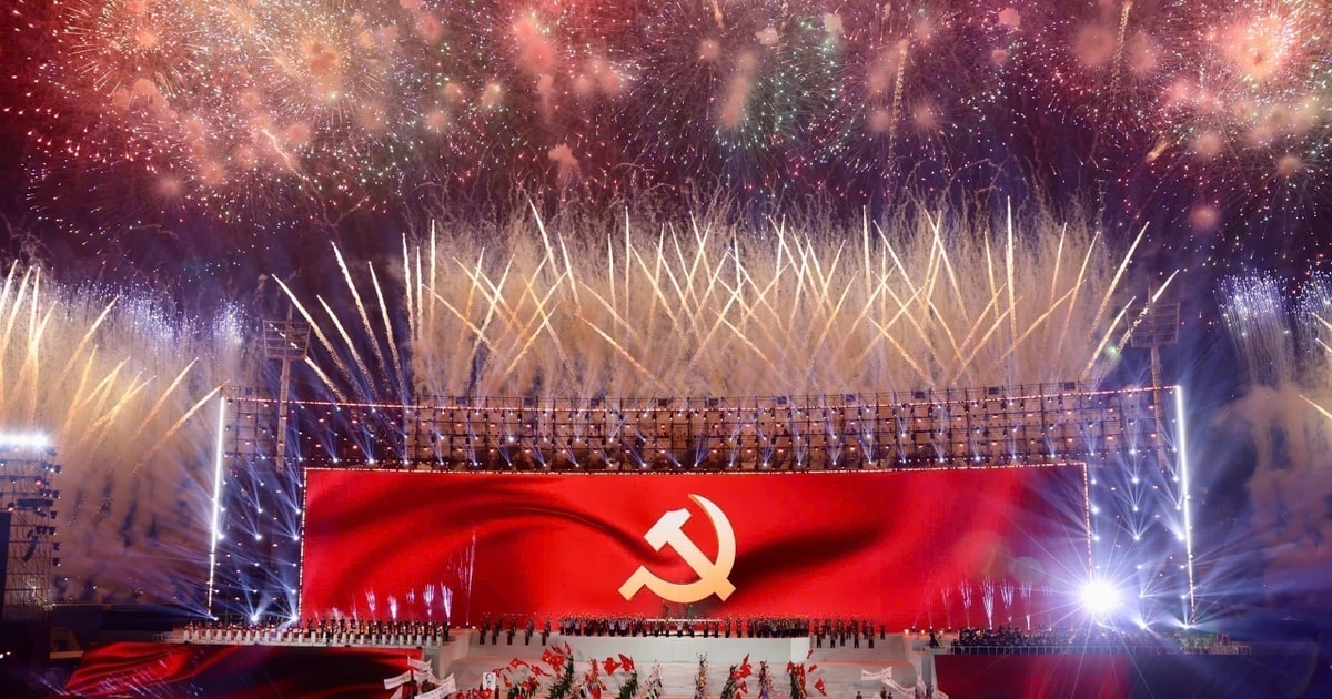 A special artistic fireworks display celebrates the success of the 14th National Congress of the Communist Party of Vietnam on the evening of January 23, 2026 (Phjoto: VNA)