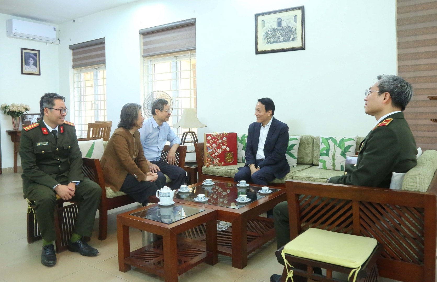tro chuyen nha bac Hoan.JPG