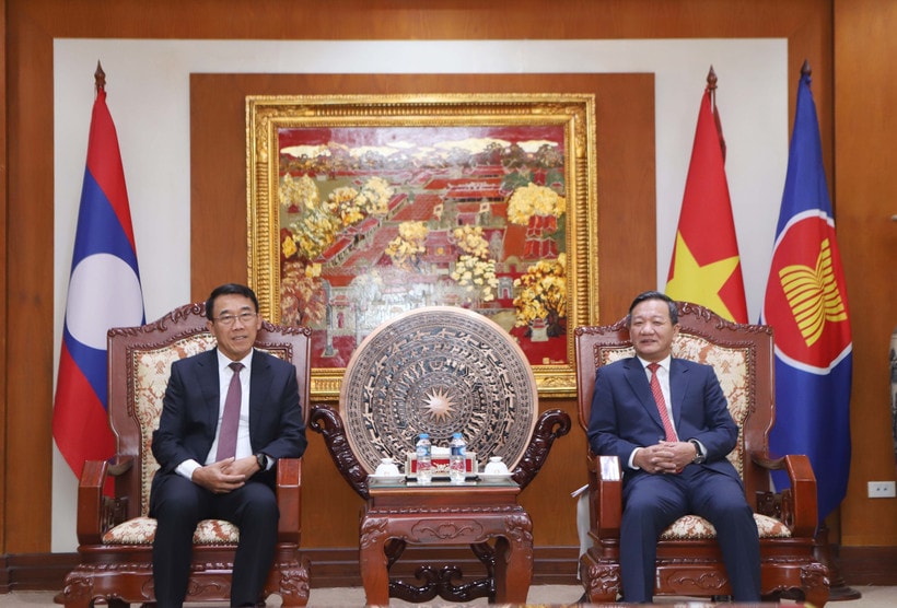 Vietnamese Ambassador to Laos Nguyen Minh Tam (R) and head of the Lao People’s Revolutionary Party (LPRP) Central Committee’s Commission for External Relations Bounleua Phandanouvong (Photo: VNA)