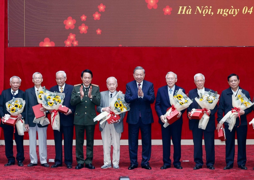 Party General Secretary To Lam (fourth, right) and Minister of Public Security General Luong Tam Quang (fourth, left) present flowers to former public security officers. (Photo: VNA)