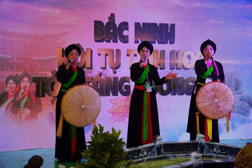 Artists in traditional costumes perform love duet singing. (Photo: VNA)