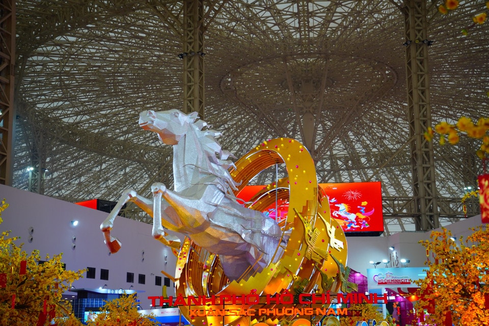 Horse-themed installation welcoming the Year of the Horse at the main gate of the Spring Fair 2026. (Photo: VNA)