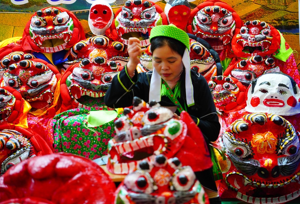 A woman in Nung ethnic costume at the Lang Son province booth. (Photo: VNA)