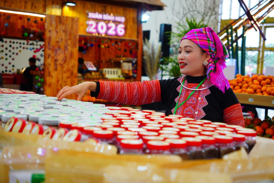 A woman in Mong ethnic costume introduces products at the Son La province booth. (Photo: VNA)