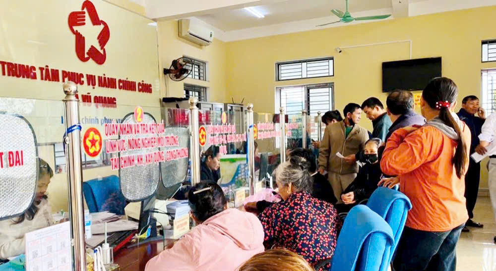 Sau vận hành mô hình hai cấp,trung tâm phục vụ Hành chính công cấp xã nhộn nhịp người dân đến giao dịch. Ảnh B. Nguyên