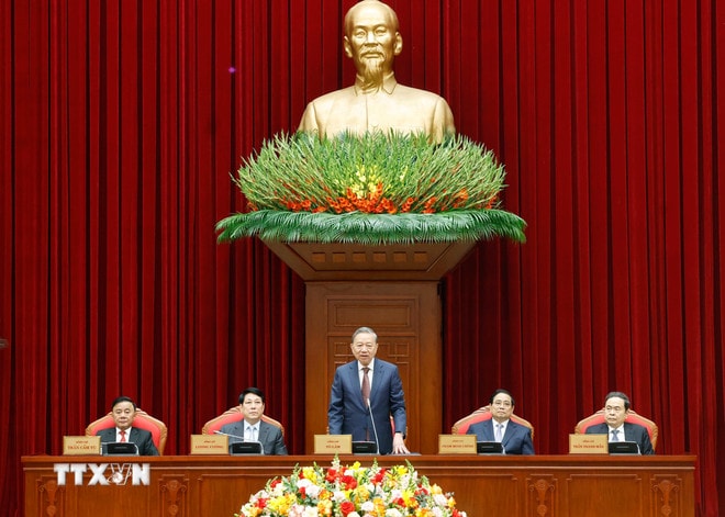 Tổng Bí thư Tô Lâm và các đồng chí lãnh đạo Đảng, Nhà nước tại cuộc gặp mặt. (Ảnh: Thống Nhất/TTXVN) ttxvn-bo-chinh-tri-ban-bi-thu-to-chuc-gap-mat-cac-dong-chi-nguyen-uy-vien-ban-chap-hanh-trung-uong-dang-cac-khoa-8572400-1.jpg