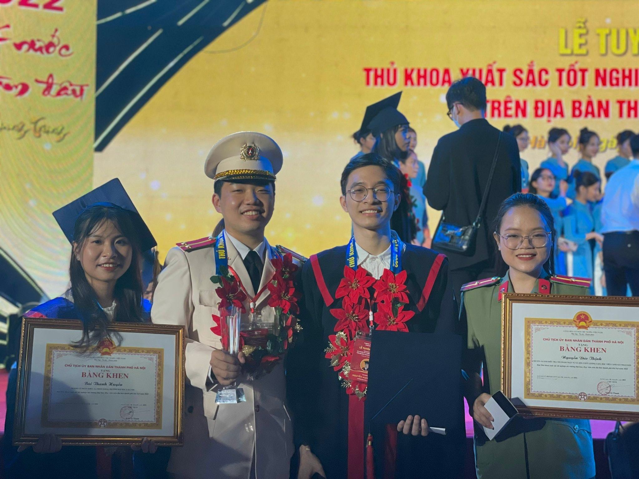 Nguyễn Mạnh Hùng trong buổi lễ trao giải Thủ khoa xuất sắc tốt nghiệp các trường Đại học, học viện trên địa bàn Hà Nội năm 2022. Ảnh: NVCC