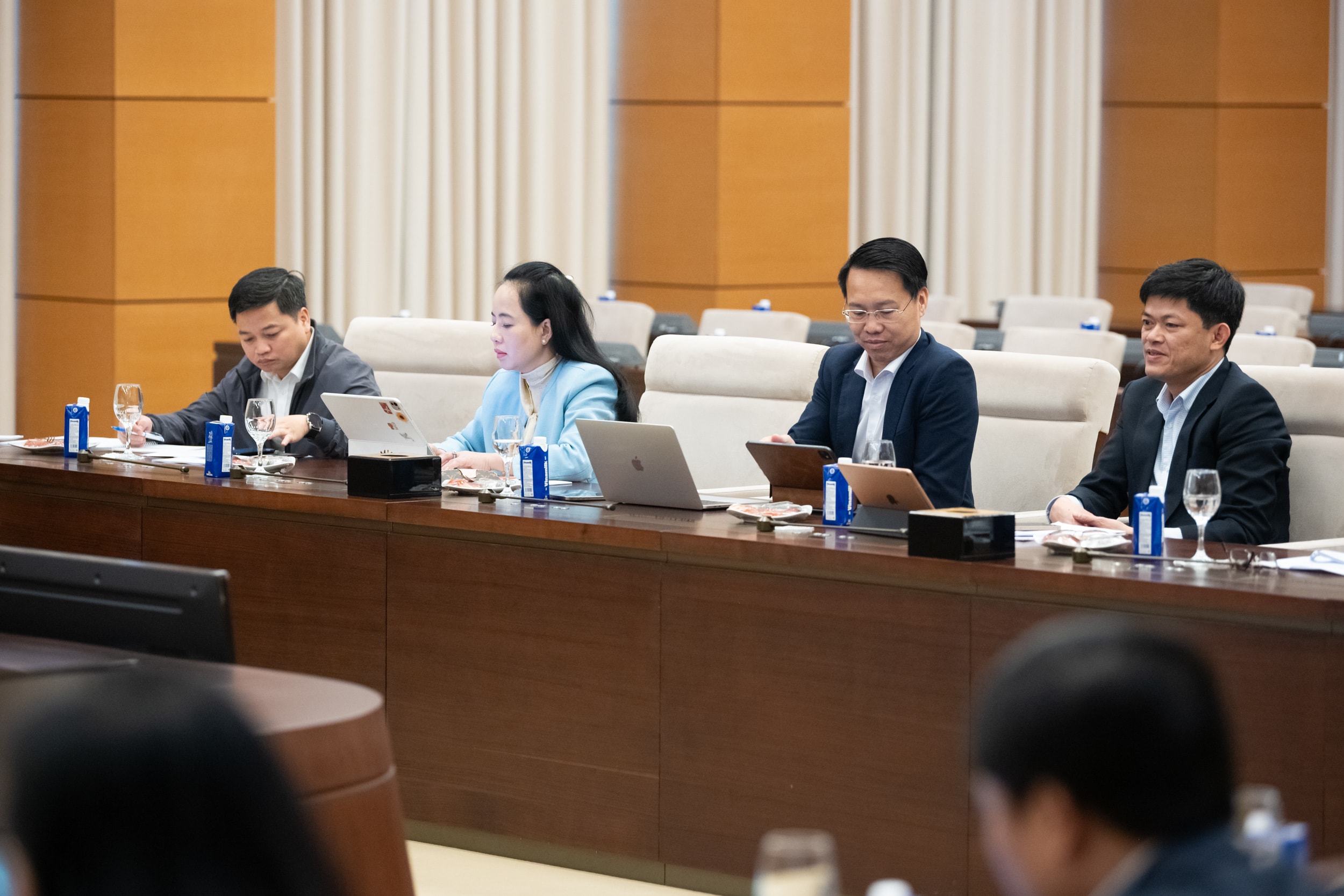 Đại biểu tham dự phiên họp