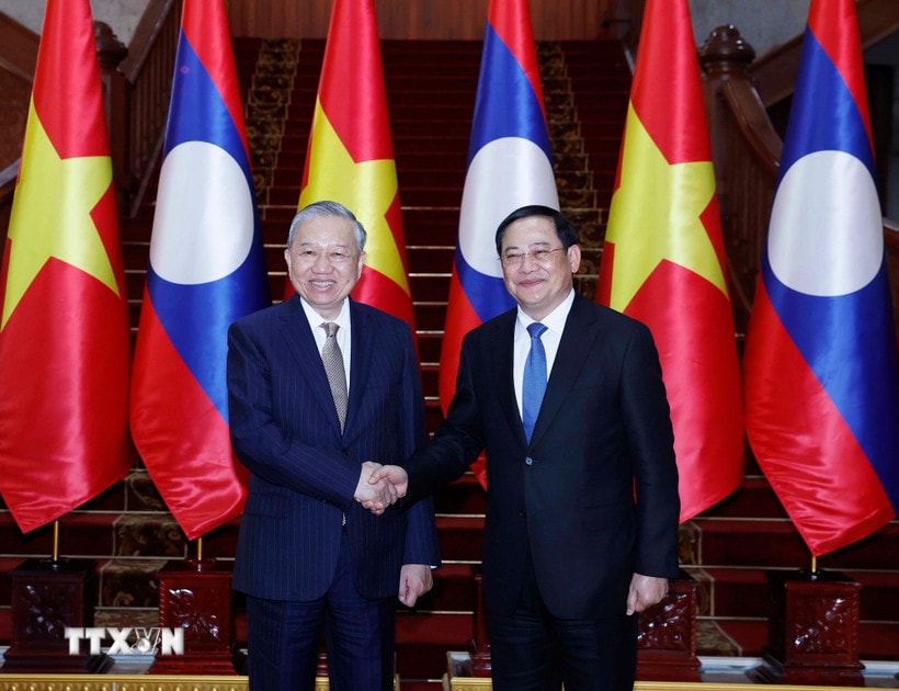 Tổng Bí thư Tô Lâm hội kiến Thủ tướng Chính phủ Lào Sonexay Siphandone. (Ảnh: Thống Nhất/TTXVN)