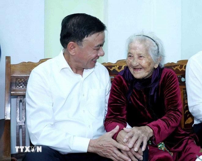Thường trực Ban Bí thư Trần Cẩm Tú thăm, chúc Tết Mẹ Việt Nam Anh hùng Nguyễn Thị Sự. (Ảnh: Phương Hoa/TTXVN) ttxvn-thuong-truc-ban-bi-thu-tran-cam-tu-tham-chuc-tet-da-nang-4.jpg