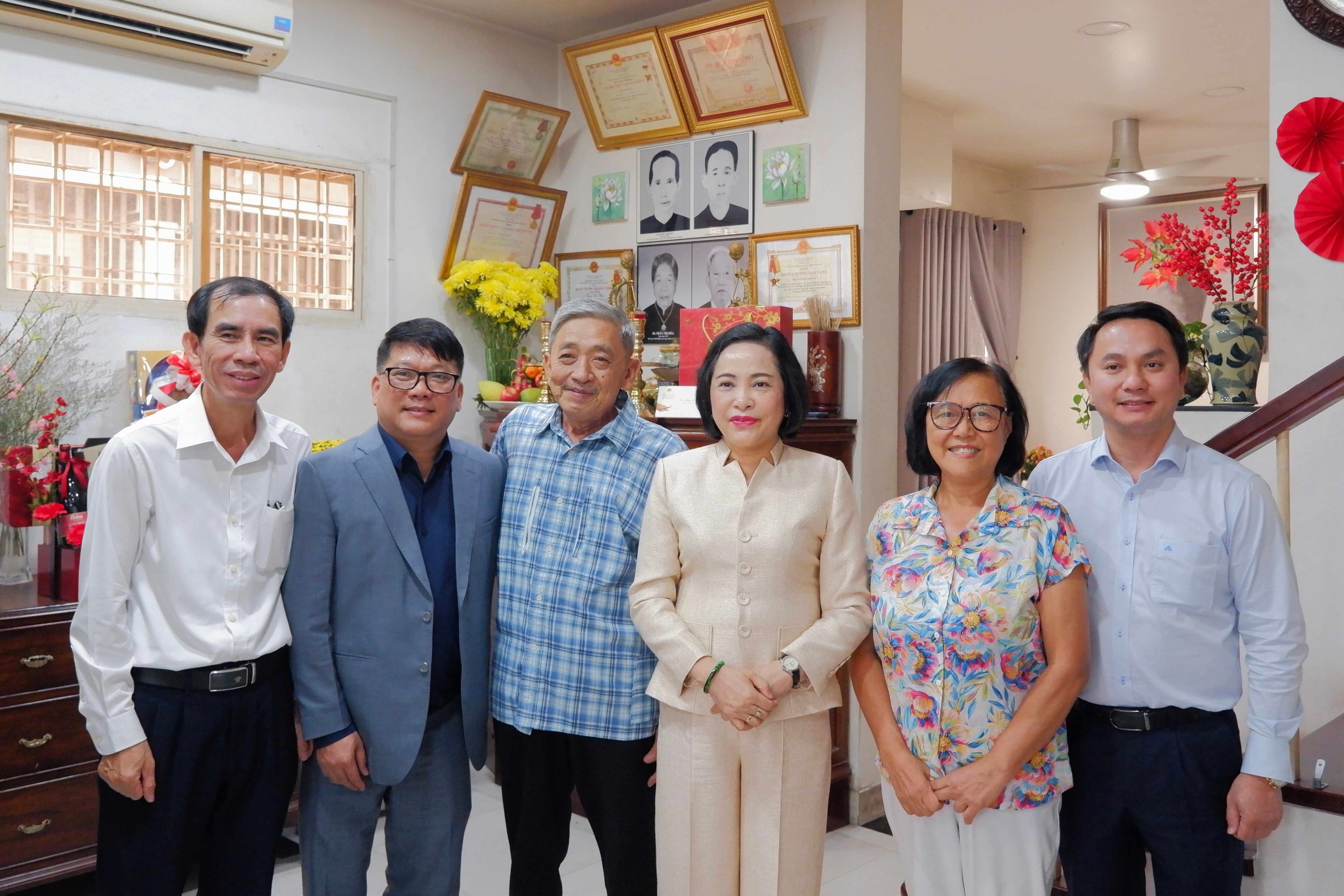 Phó Chủ tịch Quốc hội Nguyễn Thị Thanh thăm, chúc Tết gia đình cố Phó Chủ tịch Ủy ban Thường vụ Quốc hội Phan Văn Đáng. Ảnh: Hoa Lê