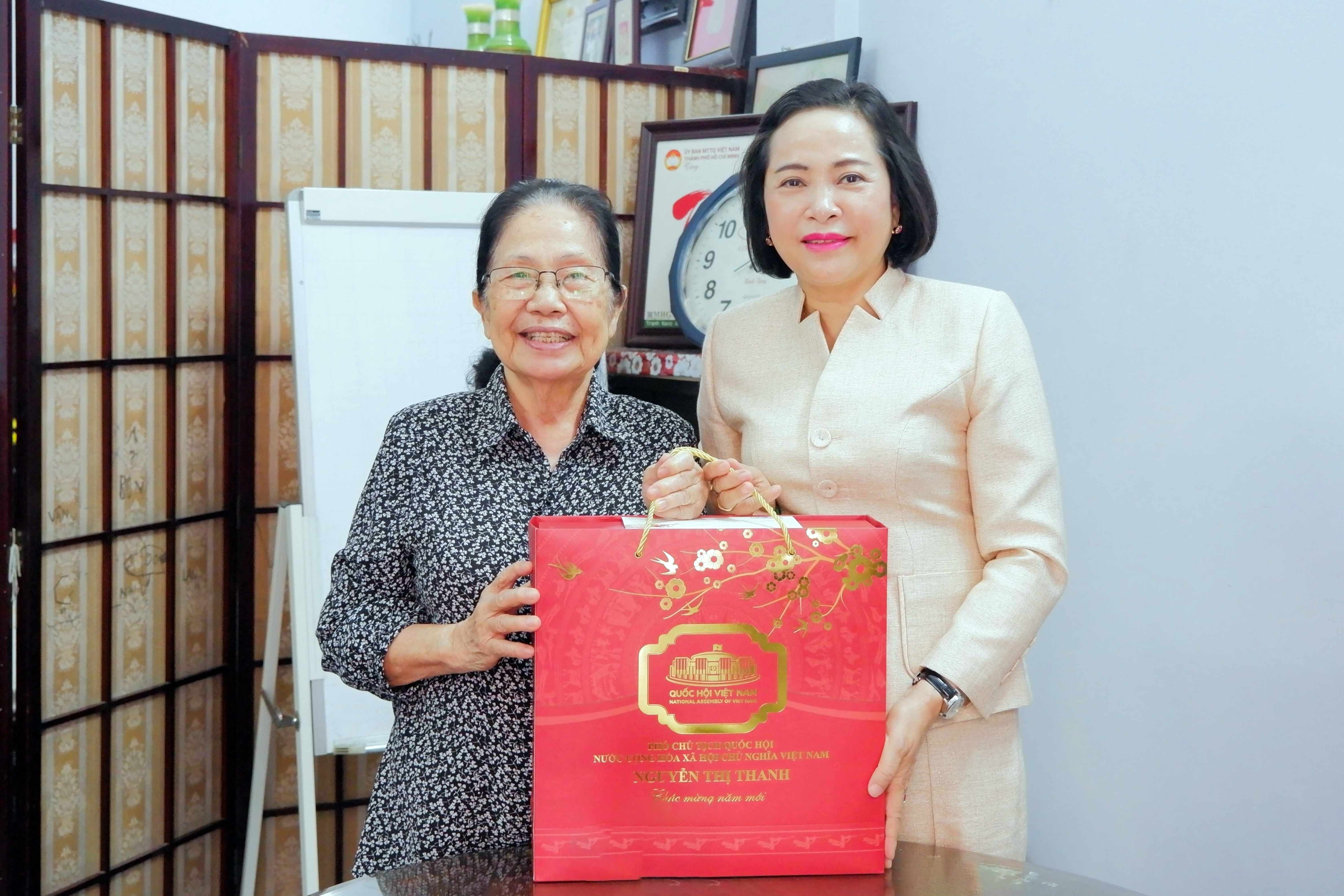 Phó Chủ tịch Quốc hội Nguyễn Thị Thanh thăm, chúc Tết nguyên Phó Chủ tịch Quốc hội Khoá VIII Nguyễn Thị Ngọc Phượng. Ảnh: Hoa Lê