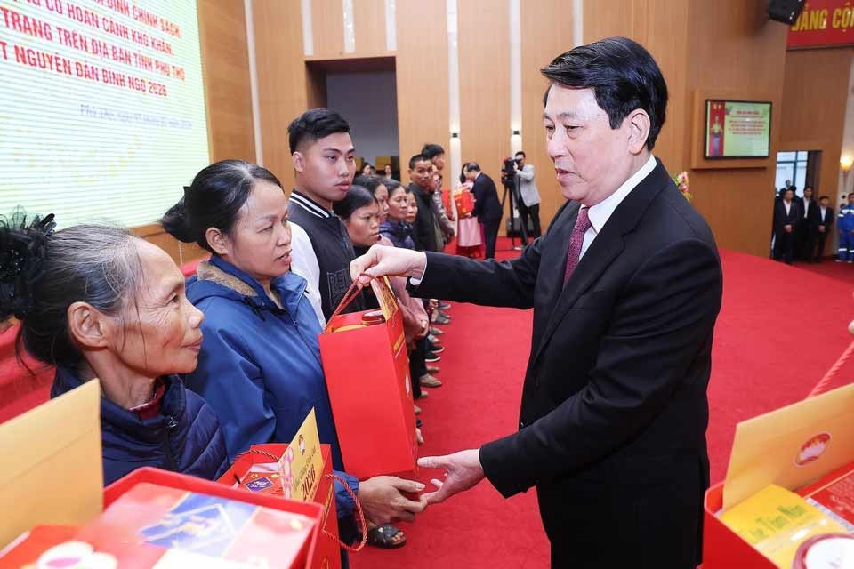 Chủ tịch nước Lương Cường tặng quà, chúc Tết các gia đình chính sách, hộ nghèo tỉnh Phú Thọ. Ảnh: Lâm Khánh/TTXVN