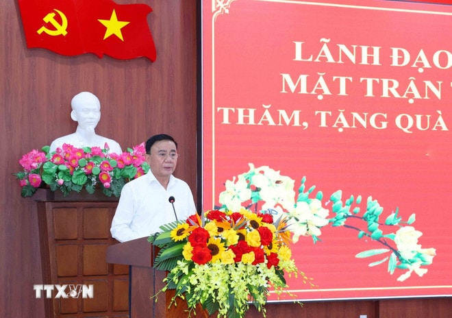 Ủy viên Bộ Chính trị, Thường trực Ban Bí thư Trần Cẩm Tú chúc tết gia đình chính sách, hộ nghèo tại thành phố Đà Nẵng. (Ảnh: Phương Hoa/TTXVN) ttxvn-thuong-truc-ban-bi-thu-tran-cam-tu-tham-chuc-tet-da-nang-10.jpg