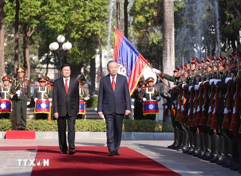 Tổng Bí thư Tô Lâm và Tổng Bí thư, Chủ tịch nước Lào Thongloun Sisoulith duyệt Đội danh dự Quân đội Nhân dân Lào. (Ảnh: Thống Nhất/TTXVN)