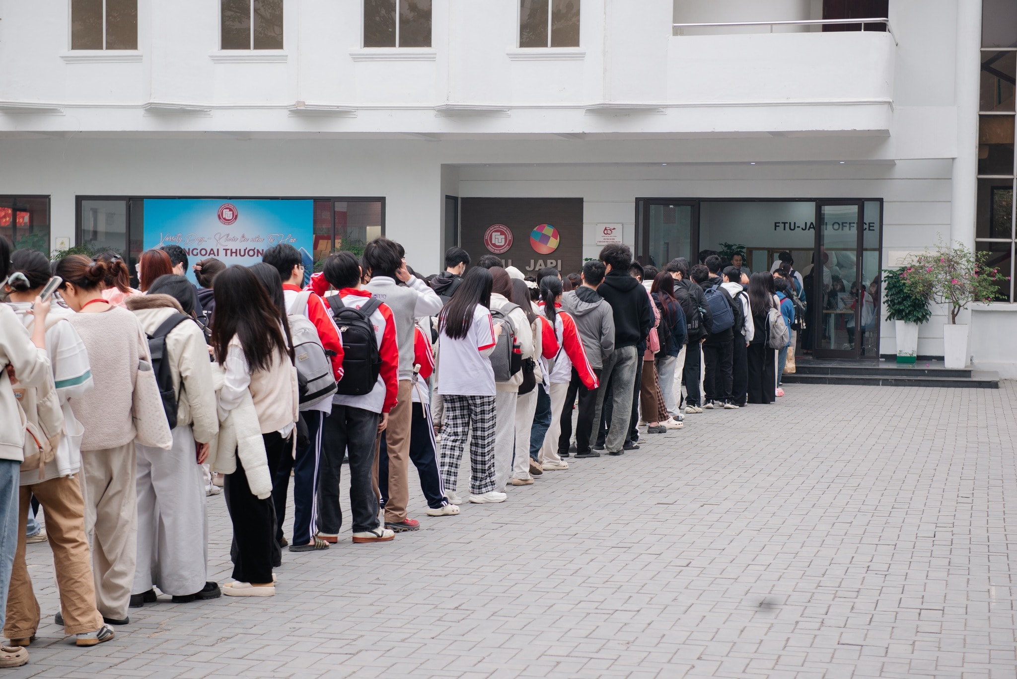 Hàng dài sinh viên háo hức nhận quà Tết từ trường