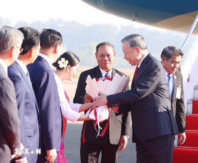 Tổng Bí thư Tô Lâm đến Thủ đô Vientiane, bắt đầu chuyến thăm cấp Nhà nước tới Cộng hòa Dân chủ Nhân dân Lào. (Ảnh: Thống Nhất/TTXVN) ttxvn-0502-tong-bi-thu-tham-lao-1.jpg