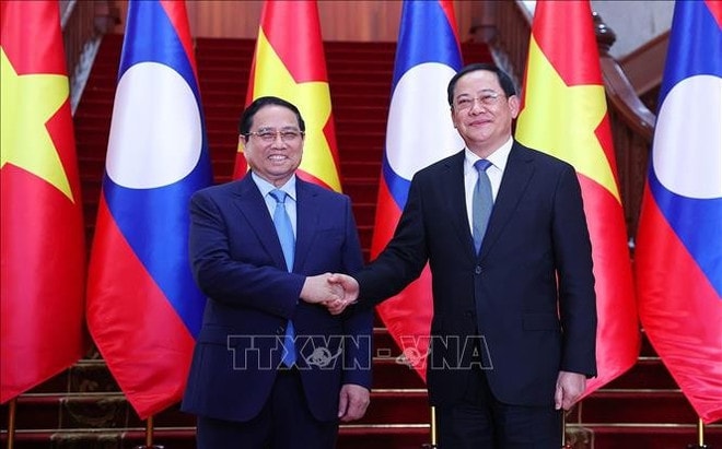Prime Minister Pham Minh Chinh (left) and Lao Prime Minister Sonexay Siphandone in Vientiane on February 5. (Photo: VNA) pmc2.jpg