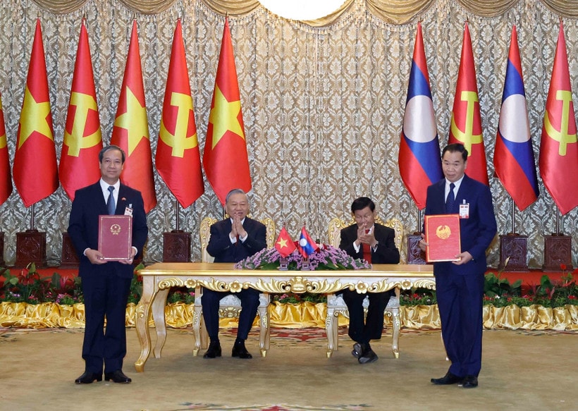 General Secretary of the Communist Party of Vietnam To Lam (L) and General Secretary of the Lao People’s Revolutionary Party and President of Laos Thongloun Sisoulith witness the exchange of a memorandum of understanding between Vietnam’s Ministry of Education and Training and Laos’ Ministry of Education and Sports. (Photo: VNA)
