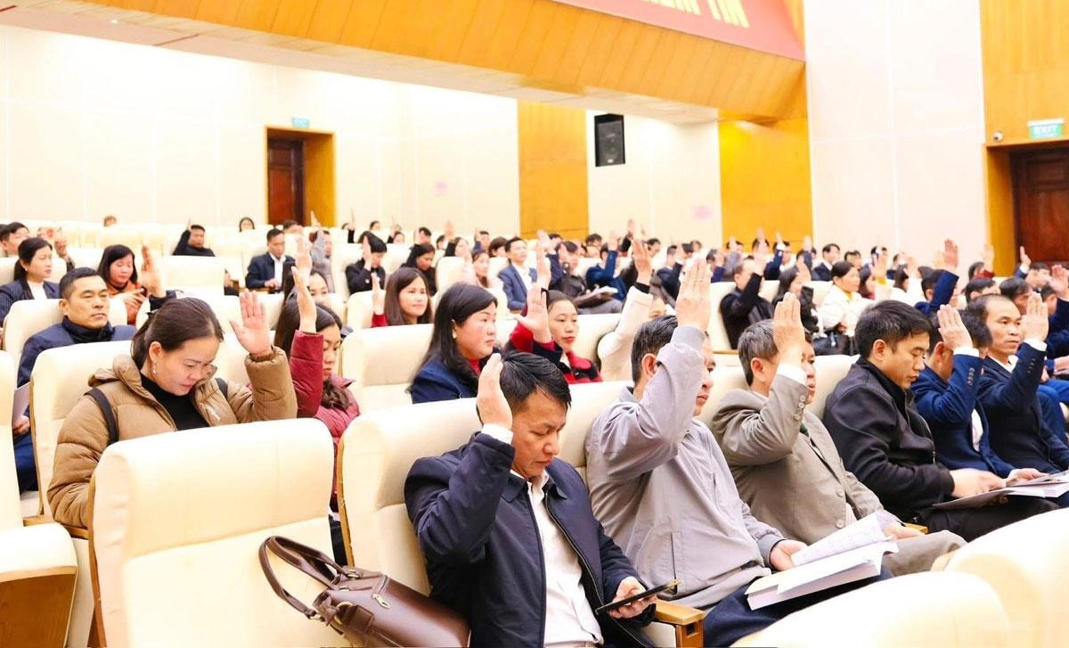 The delegates unanimously voted to approve the preliminary list of candidates.