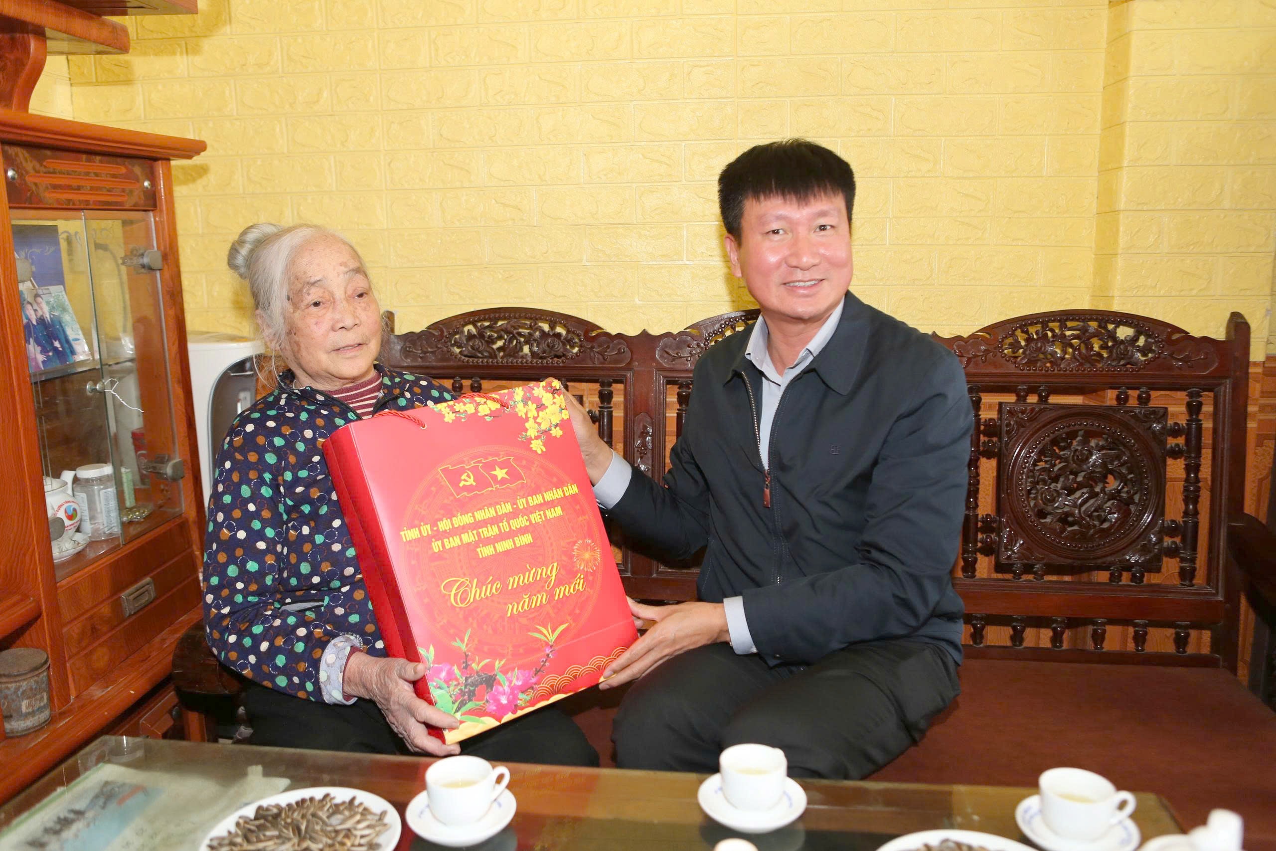 Ủy viên Trung ương Đảng, Chủ tịch UBND tỉnh Ninh Bình Trần Huy Tuấn tặng quà