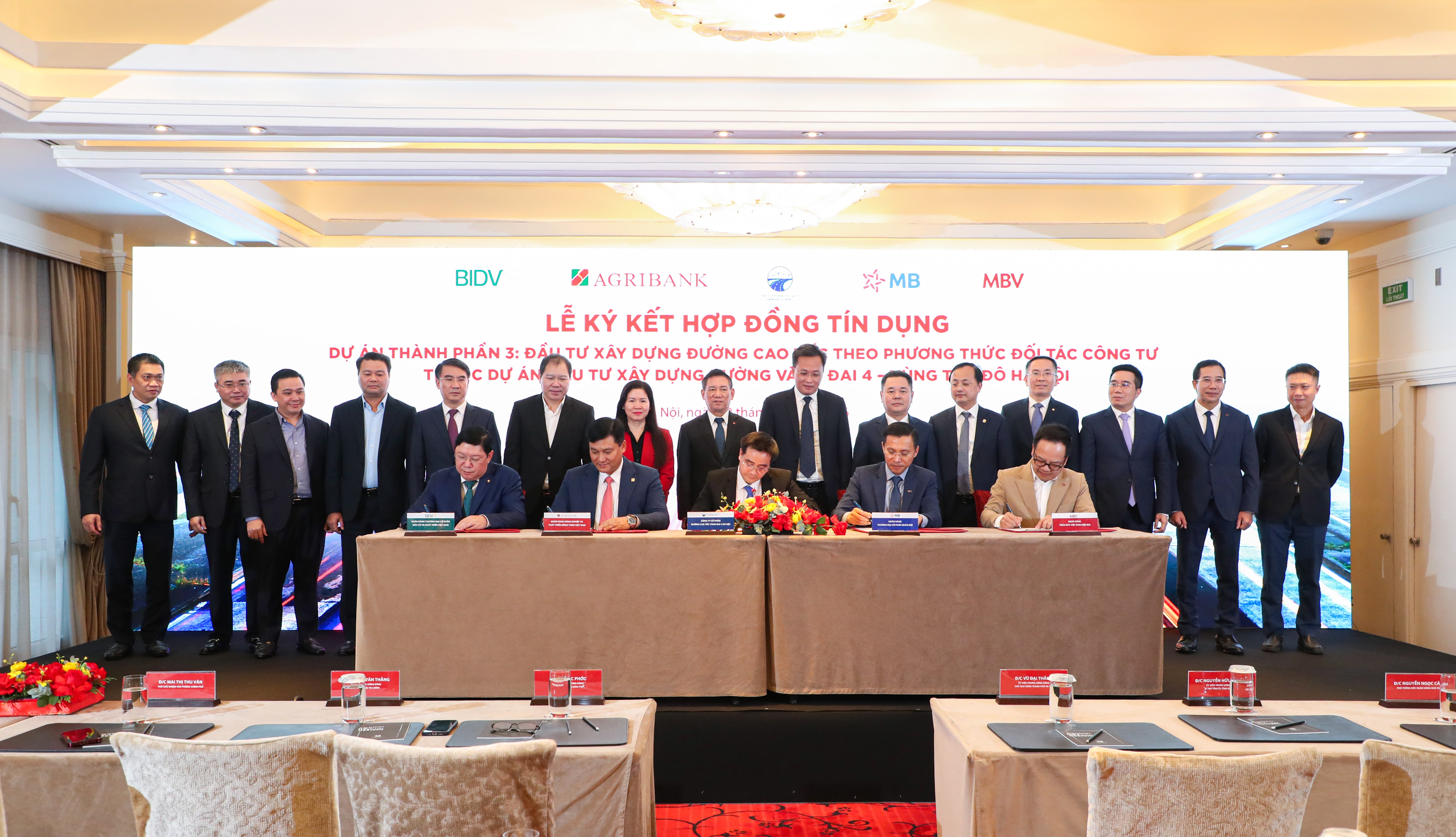 Ảnh 3 - Agribank là ngân hàng đầu mối thu xếp vốn, cùng các ngân hàng thương mại MB, BIDV, MBV và CTCP đường cao tốc Vành đai 4 Hà Nội ký kết HĐ