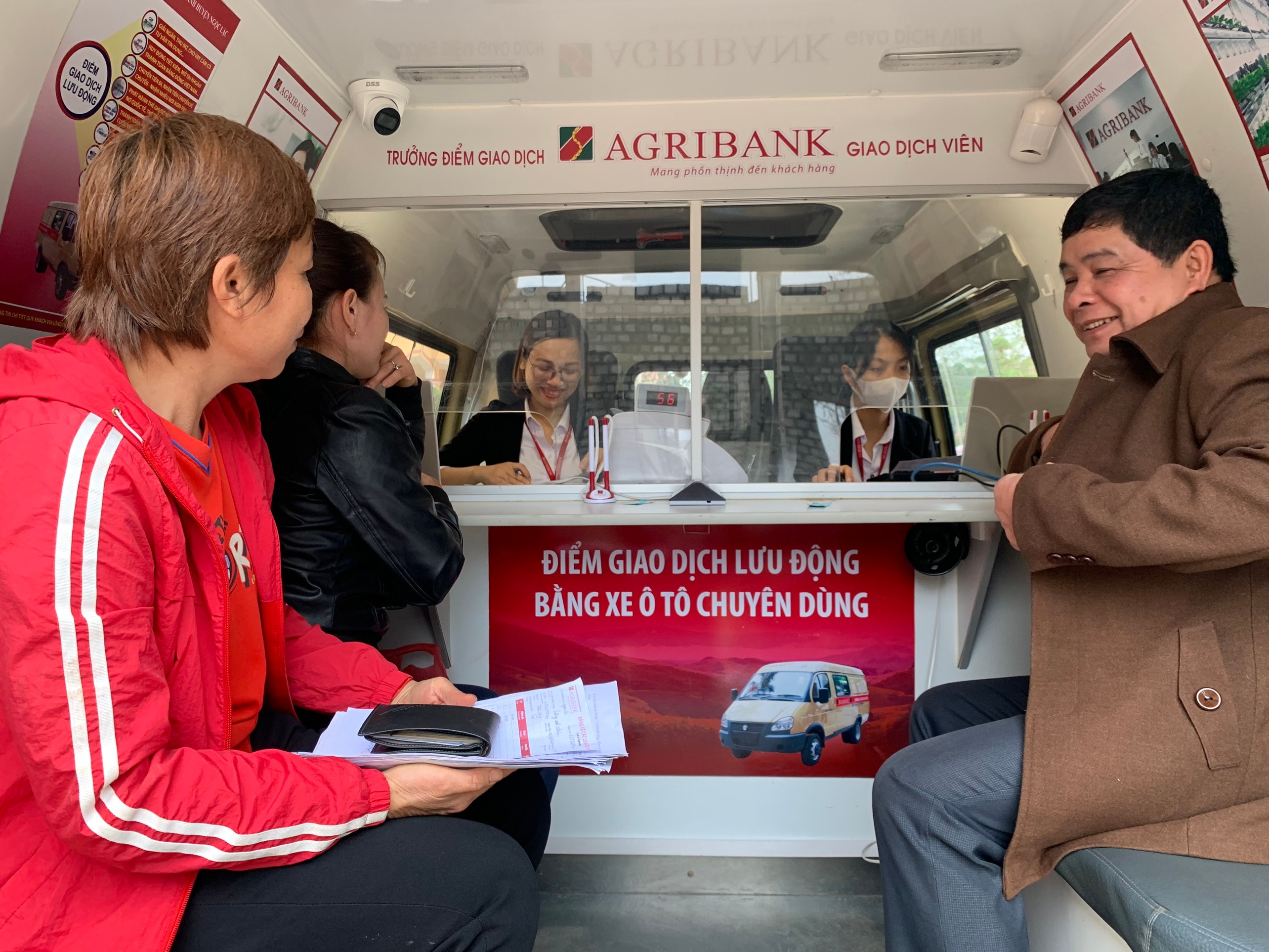 Ảnh 4 - Ngân hàng lưu động của Agribank đưa dòng vốn đến tận tay bà con nhân dân ở các vùng sâu, vùng xa, góp phần ngăn chặn, đẩy lùi tín dụng đen