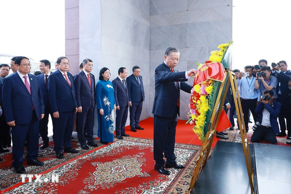 Tổng Bí thư Tô Lâm và đoàn đại biểu cấp cao Việt Nam đến đặt vòng hoa tại Đài Độc lập. (Ảnh: Dương Giang/TTXVN)