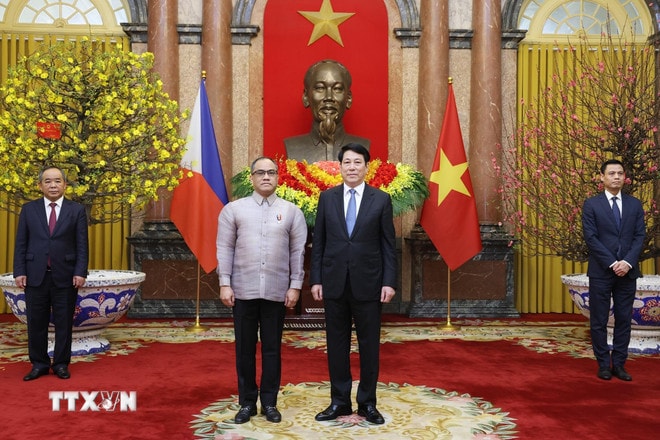 Chủ tịch nước Lương Cường với Đại sứ Cộng hòa Philippines tại Việt Nam Francisco Noel R. Fernandez III. (Ảnh: Lâm Khánh/TTXVN) ttxvn-chu-tich-nuoc-tiep-dai-su-philippines-trinh-quoc-thu-8577352-4.jpg