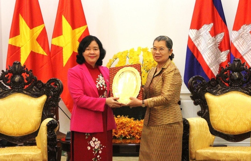 Bui Thi Minh Hoai (L), Politburo member, Secretary of the Communist Party of Vietnam (CPV) Central Committee and President of the Vietnam Fatherland Front (VFF) Central Committee, presents a souvenir to Men Sam An, Vice President of the Cambodian People's Party (CPP) and President of the National Council of the Solidarity Front for the Development of Cambodia Motherland (SFDCM), in Phnom Penh on February 6. (Photo: VNA)