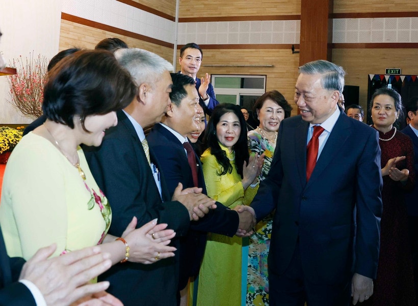 Party General Secretary To Lam meets with officials and staff of the Vietnamese Embassy and representatives of the Vietnamese community in Cambodia on February 6. (Photo: VNA)