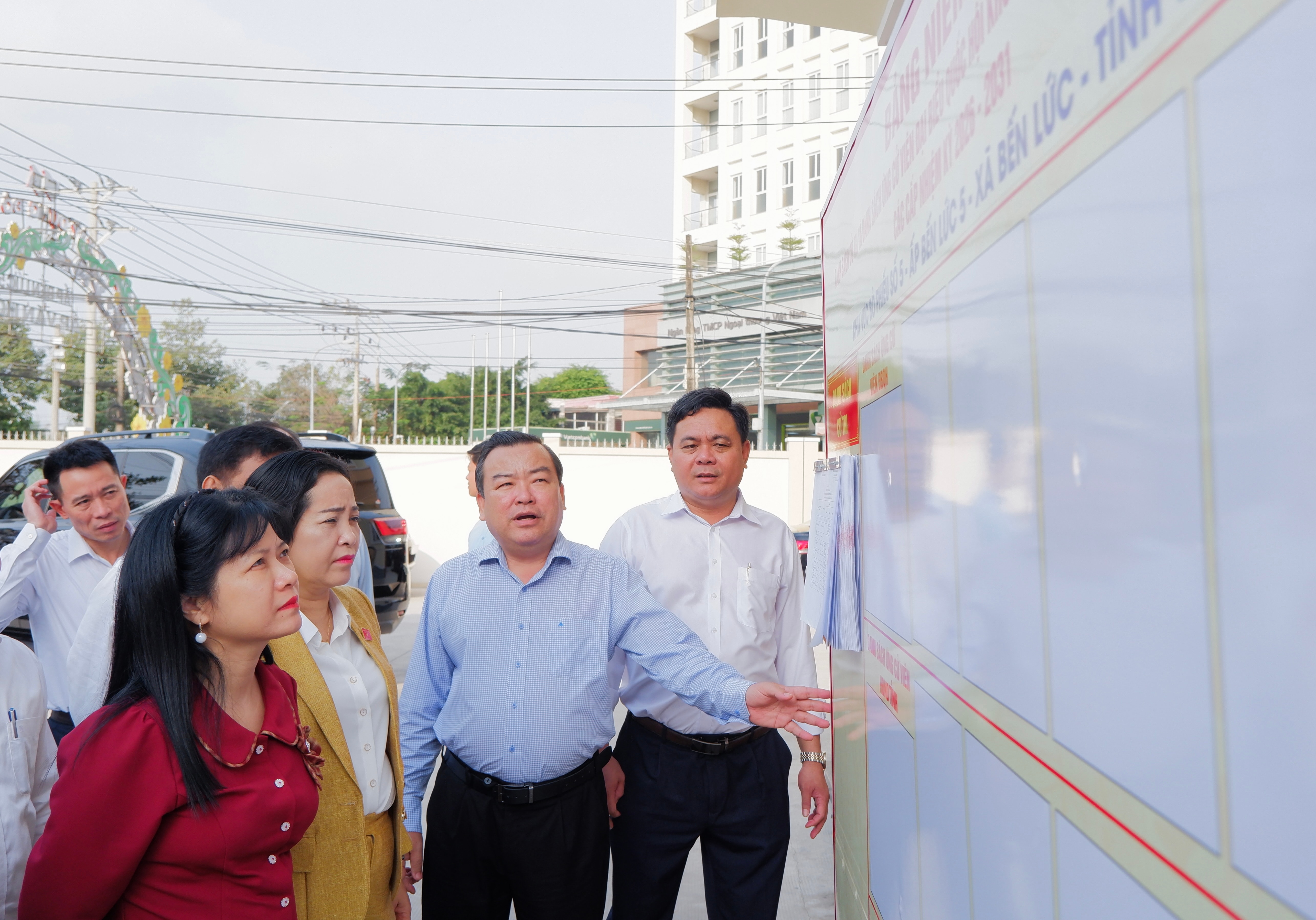 Phó Chủ tịch Quốc hội Nguyễn Thị Thanh cùng Đoàn công tác khảo sát, kiểm tra tại Tổ bầu cử và khu vực bỏ phiếu xã Bến Lức, Tây Ninh. Ảnh: Hoa Le