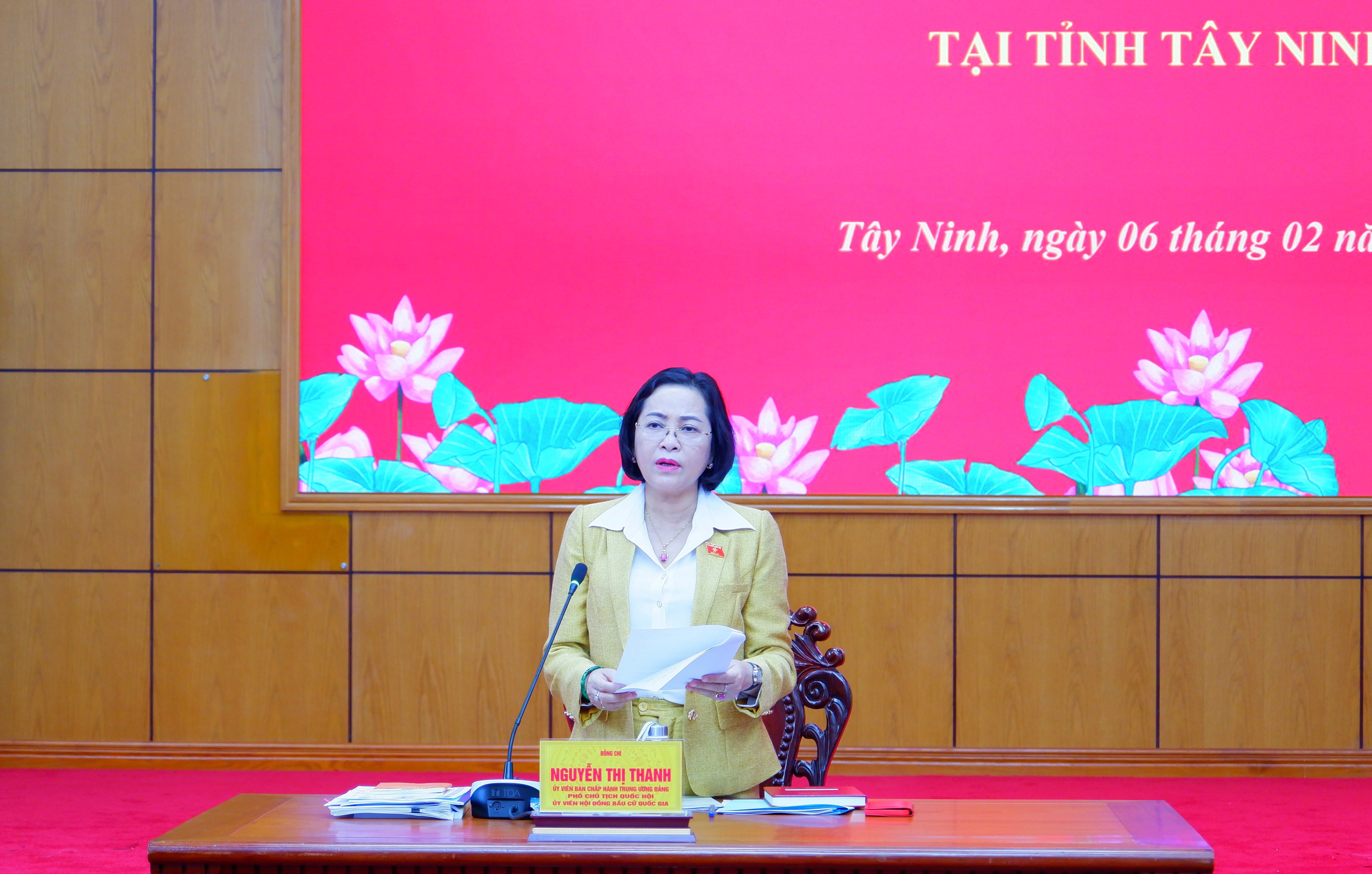 Phó Chủ tịch Quốc hội Nguyễn Thị Thanh kiểm tra, giám sát công tác bầu cử tại Tây Ninh. Ảnh: Hoa Lê