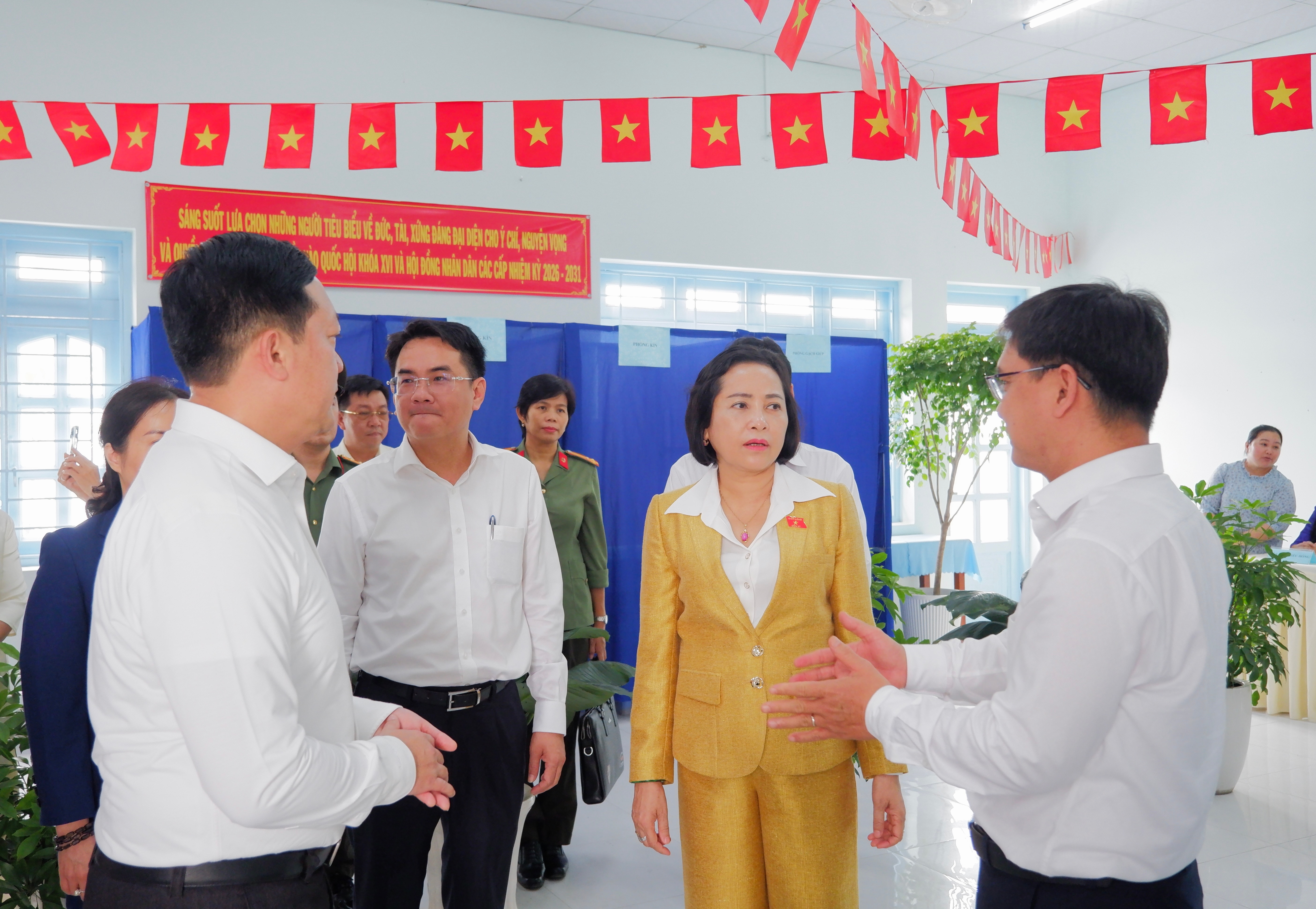 Phó Chủ tịch Quốc hội Nguyễn Thị Thanh khảo sát, kiểm tra công tác chuẩn bị bầu cử tại TP. Hồ Chí Ảnh: Hoa Lê