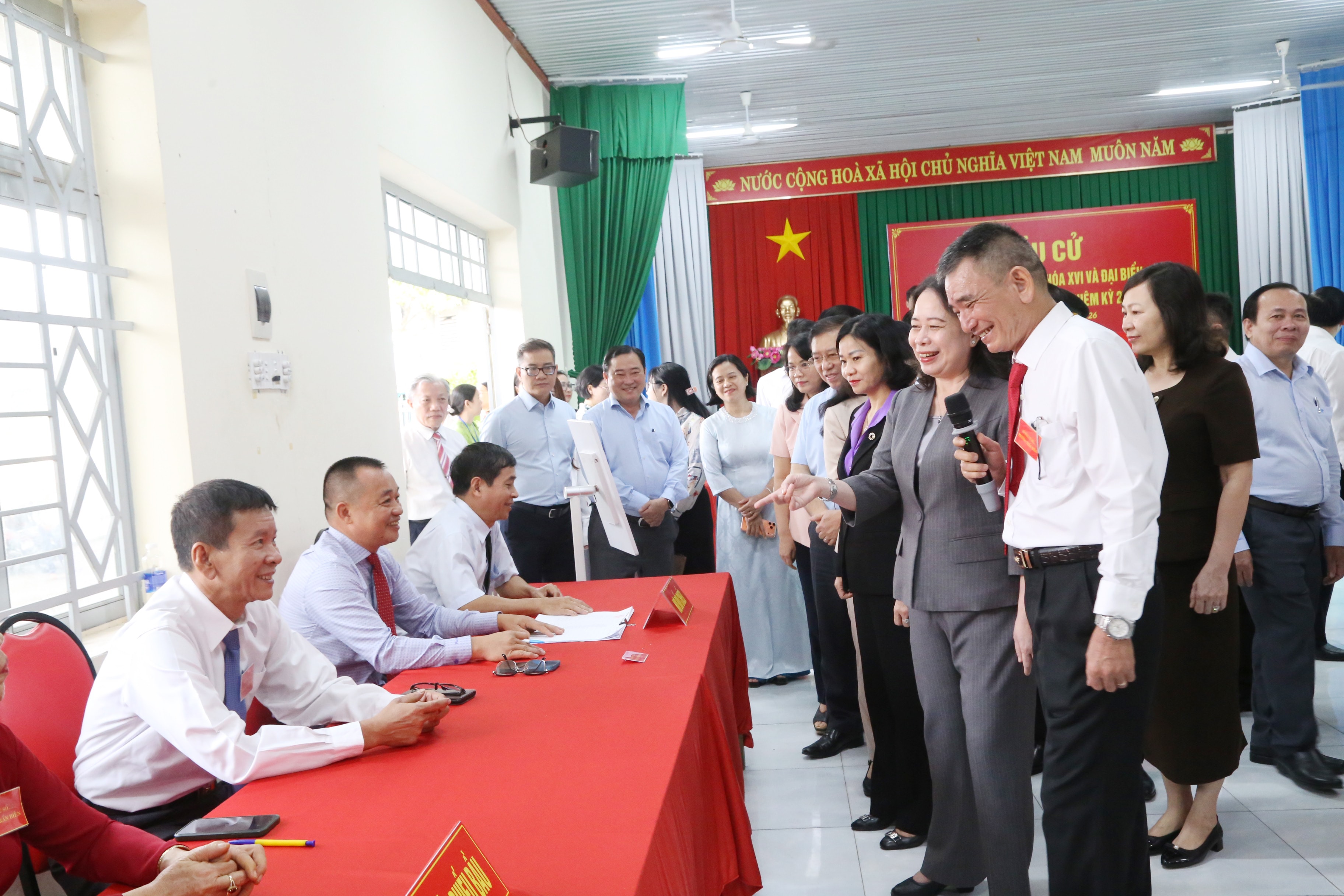 Đoàn kiểm tra đánh giá cao sự chuẩn bị rất tốt, tinh thần chủ động, nghiêm túc của cấp ủy, chính quyền địa phương và các thành viên Tổ bầu cử của phường Trấn Biên. Ảnh: Văn Dũng