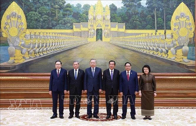 Samdech Techo Hun Sen (3rd from right), President of the Senate and Acting Head of State of Cambodia, welcomes Vietnamese Party General Secretary To Lam (3rd from left) and the high-level Vietnamese delegation to the state banquet. (Photo: VNA)