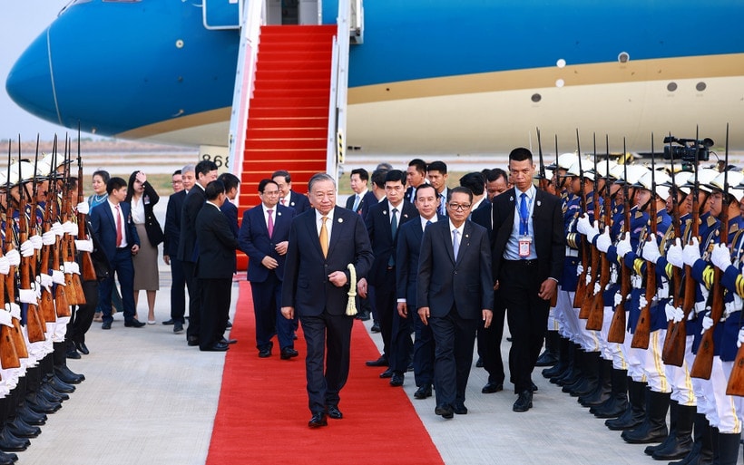 General Secretary of the Communist Party of Vietnam (CPV) Central Committee To Lam and a high-ranking Vietnamese delegation arrive in Techo International Airport in Phnom Penh (Photo: VNA)