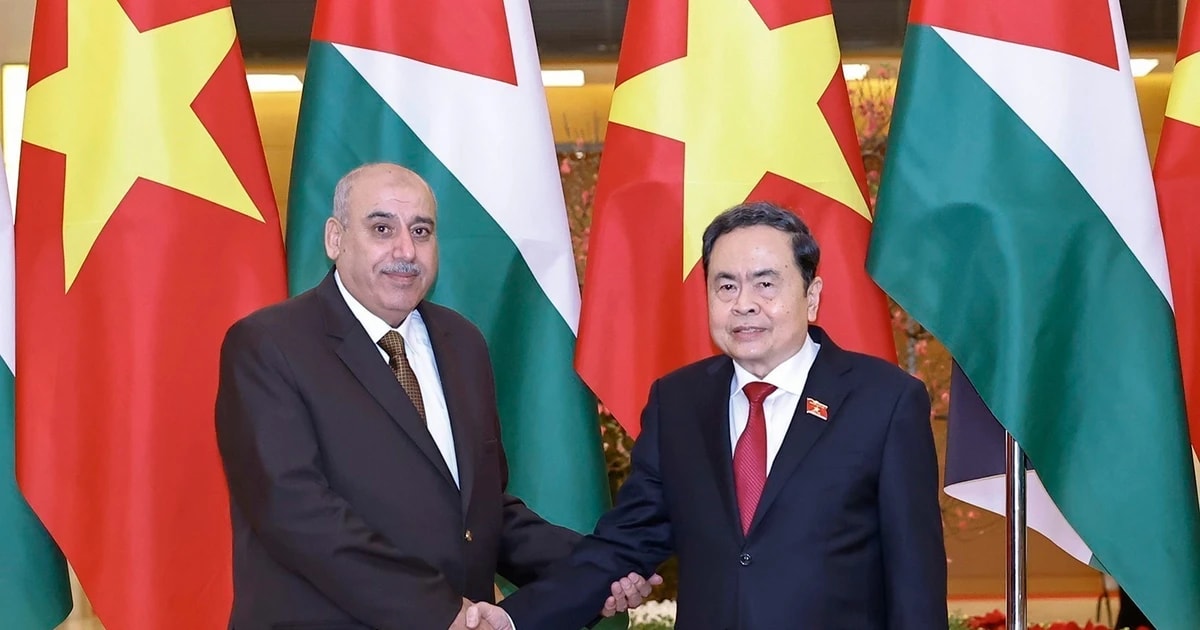 National Assembly Chairman Tran Thanh Man (Right) and Speaker of the Jordanian House of Representatives Mazen Turki El Qadi. (Photo: VNA)