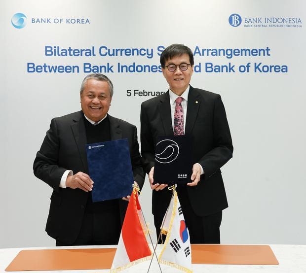 Bank of Korea (BOK) Gov. Rhee Chang-yong, right, and his Indonesian counterpart Perry Warjiyo pose during a signing ceremony for the renewal of the Korea-Indonesia currency swap arrangement in Seoul, Thursday. Courtesy of BOK
