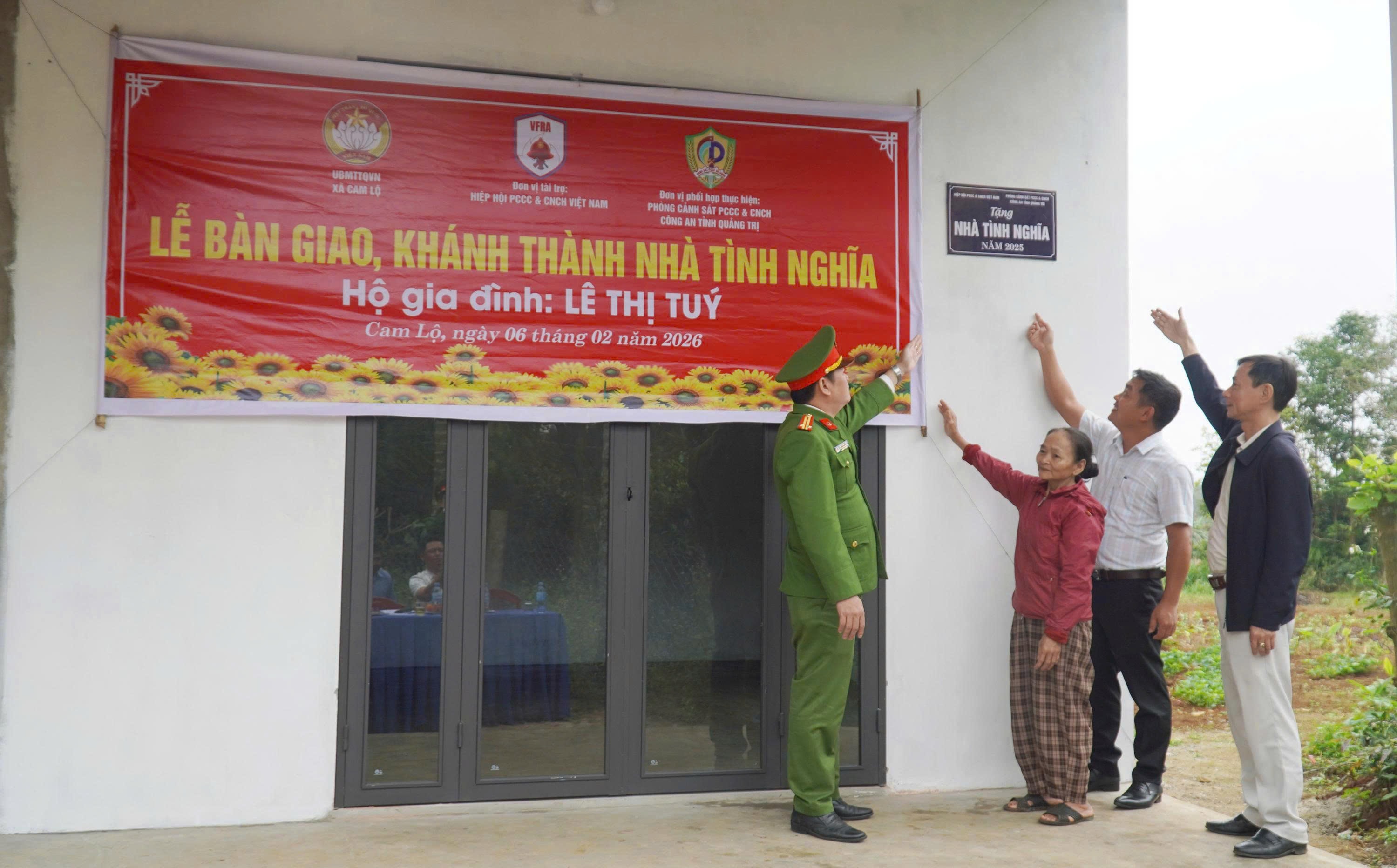 nha tinh nghia le thi tuy