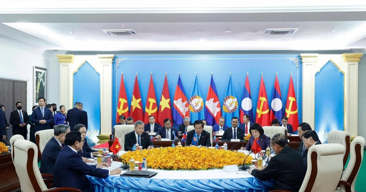 The meeting among the key leaders of the Communist Party of Vietnam, the Cambodian People’s Party, and the Lao People's Revolutionary Party in Phnom Penh on February 6 (Photo: VNA)