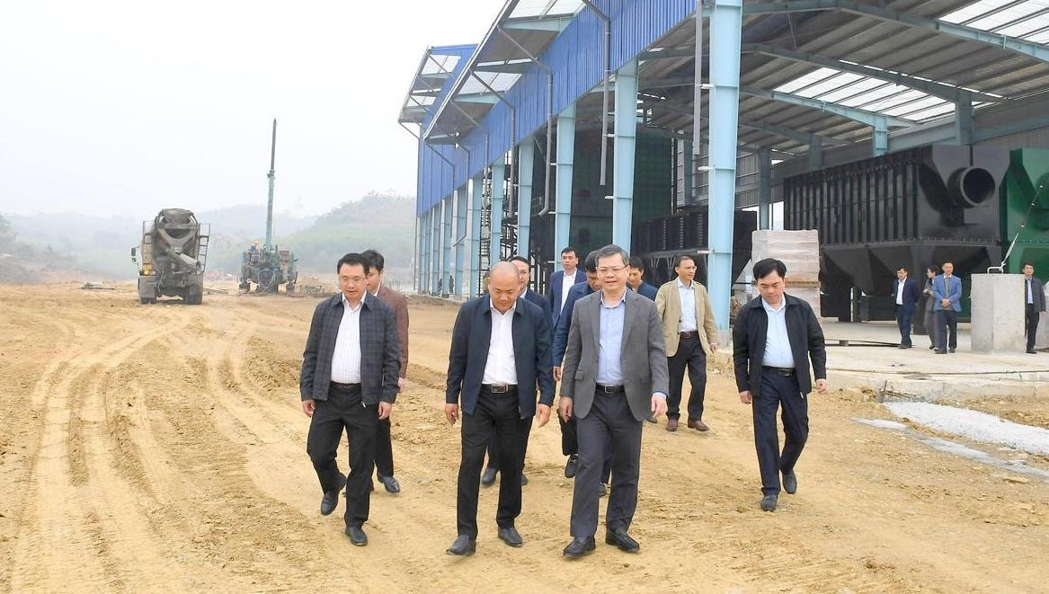 Đoàn công tác của Thường trực HĐND tỉnh Tuyên Quang do Phó Bí thư Tỉnh ủy, Chủ tịch HĐND tỉnh Nguyễn Văn Sơn làm Trưởng đoàn khảo sát Dự án Nhà máy xử lý rác thải tại xã Nhữ Khê