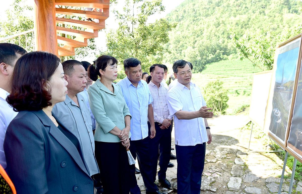 Phó Bí thư Tỉnh uỷ, Chủ tịch HĐND tỉnh Nguyễn Văn Sơn và đoàn công tác khảo sát điểm đầu cực bắc tại thôn Séo Lủng, xã Lũng Cú