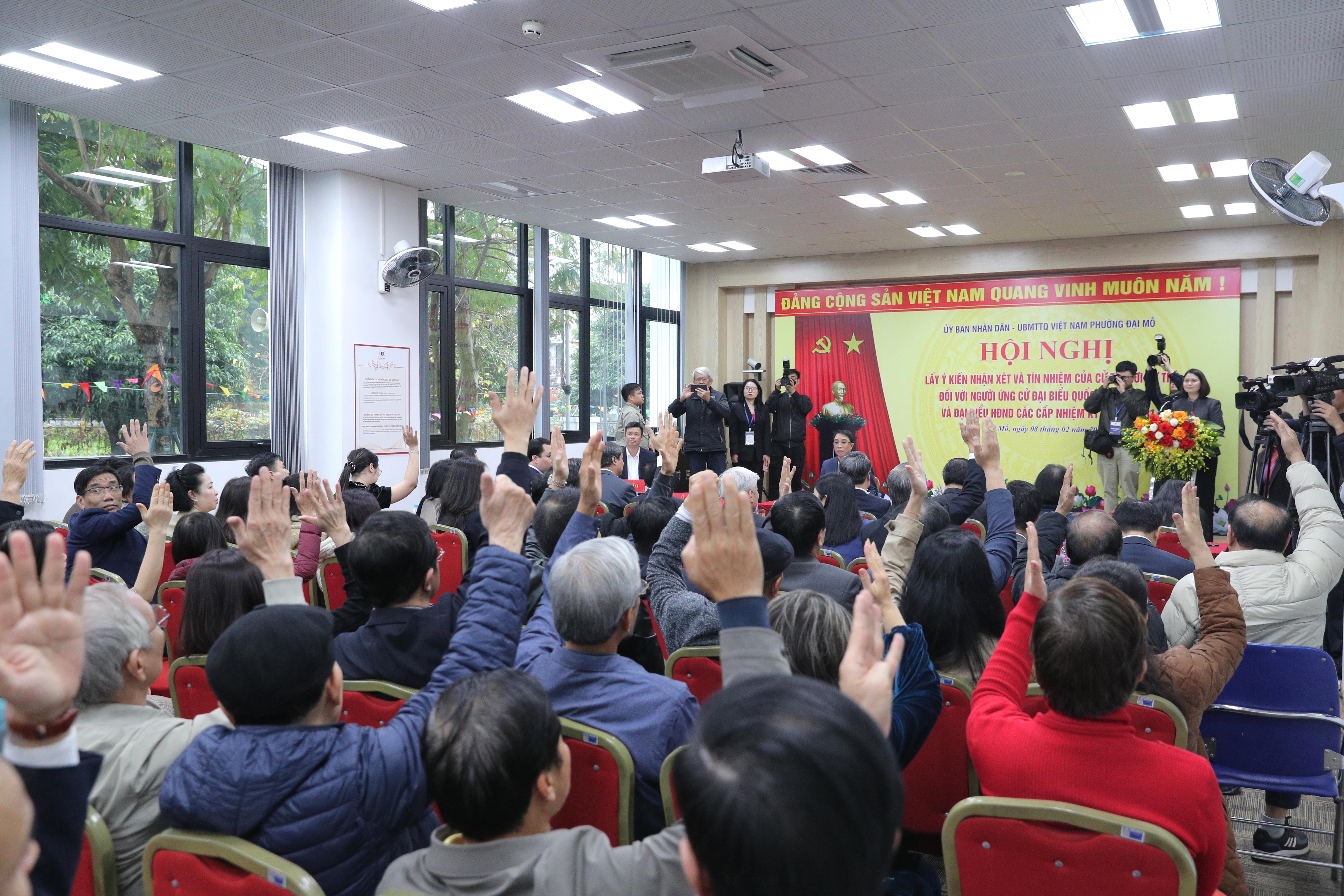 100% cử tri tham dự biểu quyết giới thiệu người tham gia ứng cử