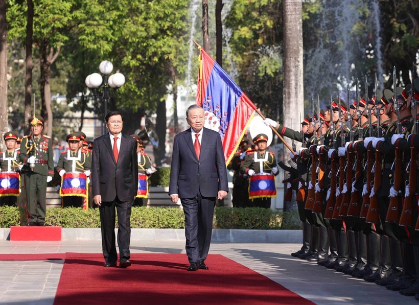 Party General Secretary To Lam (R) and Lao Party General Secretary and President Thongloun Sisoulith review the guard of honour of the Lao People’s Army. (Photo: VNA) 